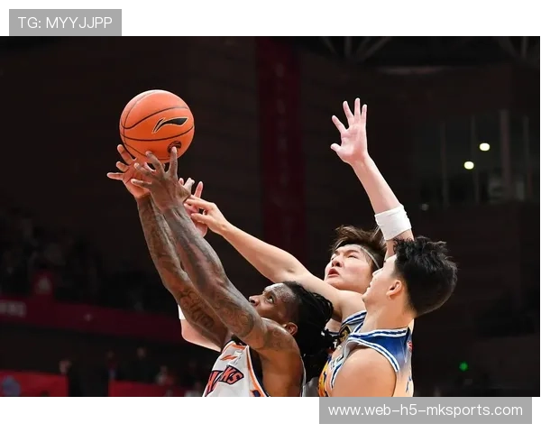 球迷的呐喊点燃中国篮球之夜，中国篮球之路在何方