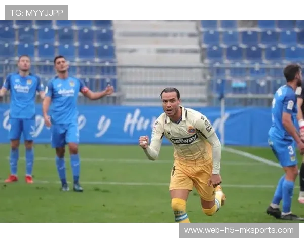 尼科·帕斯禁区外围盘带后突施冷箭,皮球擦柱而出